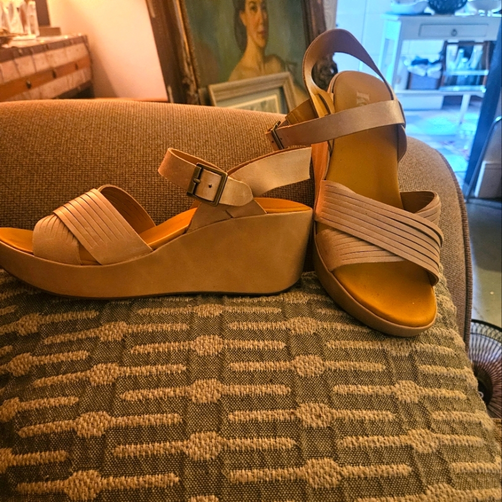 KORKS CLASSIC SANDALS! LIKE NEW. WORE THE ORIGINAL STYLE THROUGHOUT HIGH-SCHOOL♡